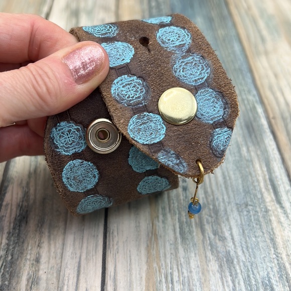 ⭐️Adorned Crown enamel flower blue dot artisan assemblage leather bracelet - Picture 6 of 12